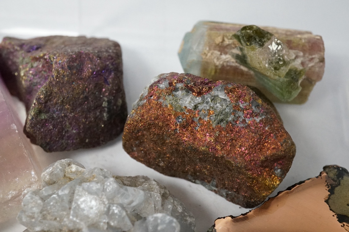 A group of assorted geodes to include fluorite, copper ore and tourmaline. Condition - fair